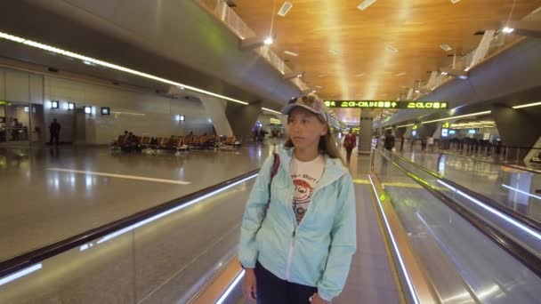 Menina no aeroporto internacional em Doha, Qatar . — Vídeo de Stock