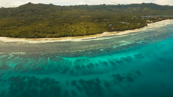 Pantai indah pemandangan udara di sebuah pulau tropis. Filipina, Anda daerah . — Stok Video