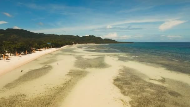 空中では、熱帯の島の美しいビーチを表示します。フィリピン、アンダ周辺地域. — ストック動画