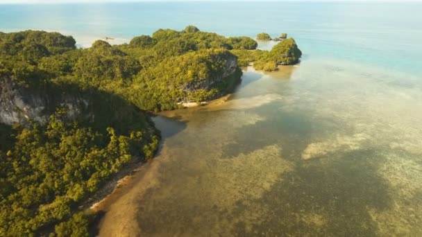 Capa marinha com ilha tropical, praia, rochas e ondas. Bohol, Filipinas . — Vídeo de Stock