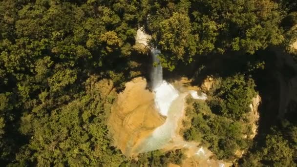 Pięknym tropikalnym wodospadem. Wyspa Bohol Filipiny. — Wideo stockowe
