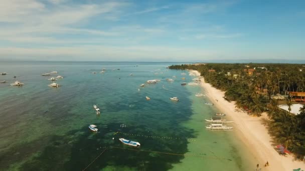 Letecký pohled krásná pláž Alona na tropickém ostrově Bohol. Filipíny. — Stock video