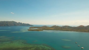 Hava manzaralı tropikal göl, deniz, sahil. Tropikal ada. Busuanga, Palawan, Filipinler.