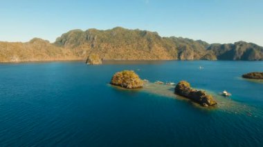Hava manzaralı tropikal göl, deniz, sahil. Tropikal ada. Busuanga, Palawan, Filipinler.