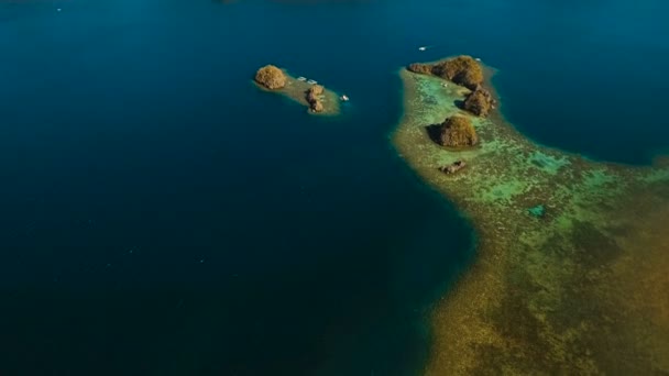 Вид с воздуха тропическая лагуна, море, пляж. Тропический остров. Бусуанга, Палаван, Филиппины. — стоковое видео