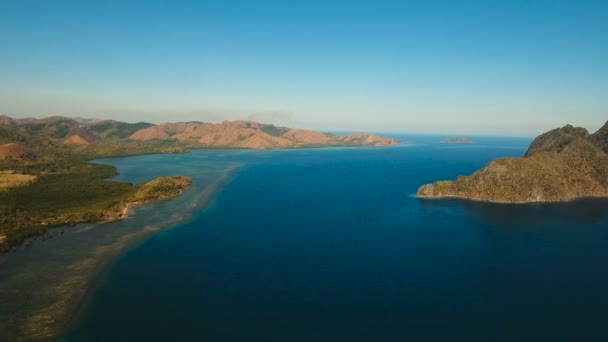 공중에서 보면 열 대의 석호, 바다, 해변이 보인다. 열 대 지방의 섬. 필리핀, 팔 라완의 부산가. — 비디오