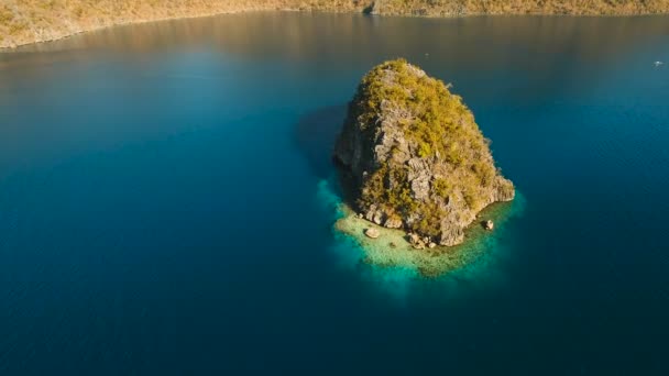 Vue aérienne lagune tropicale, mer, plage. Île tropicale. Busuanga, Palawan, Philippines. — Video