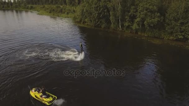 Flyg ombord ryttare på floden.Aerial video. — Stockvideo