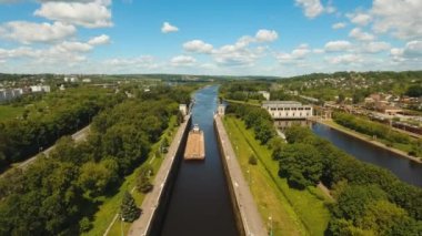 Nehri üzerinde ağ geçidi. Bent kapıları.