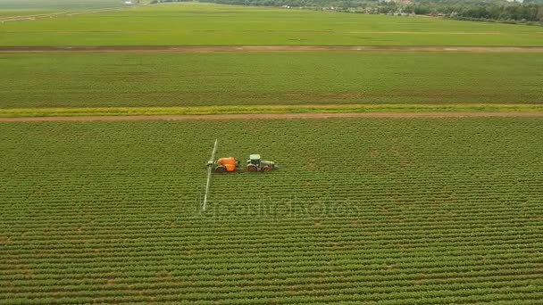 Tracteur pulvérise des engrais champ. — Video