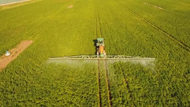 Trator está pulverizando campo de fertilizantes. — Vídeo de Stock