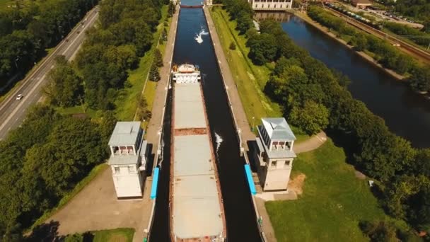 Porta de entrada no rio. Portas de Sluice . — Vídeo de Stock