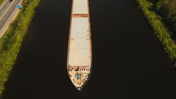 Letecký pohled: člun na řece. — Stock video