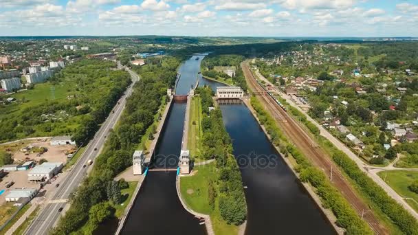 Шлюз на річці. Шлюз ворота. — стокове відео