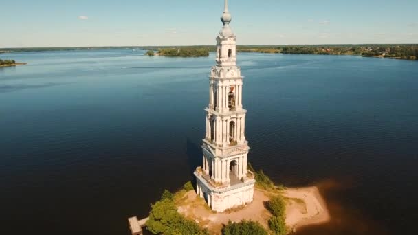 Oude klooster gelegen op het eiland — Stockvideo