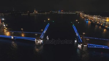 Geceleyin nehir üzerinde aydınlık bir köprü