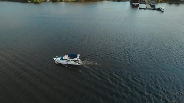 Prędkość łodzi nad rzeką. — Wideo stockowe