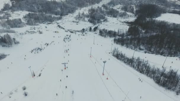 Ośrodek narciarski w sezonie zimowym. Widok z lotu ptaka. — Wideo stockowe