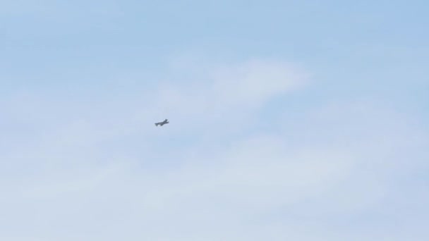 Спортивный самолет в небе . — стоковое видео