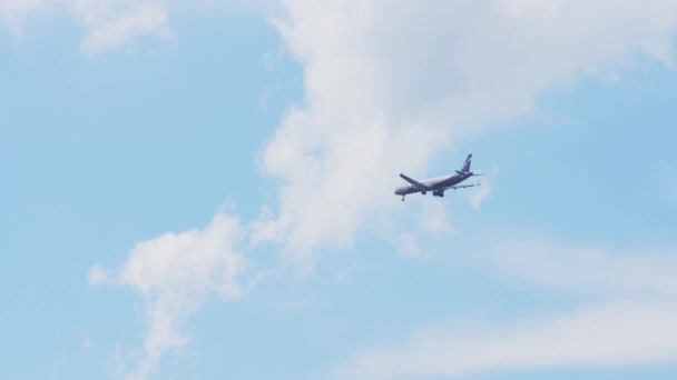 Avião voador no céu azul . — Vídeo de Stock