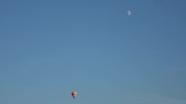 Hot air balloon in the sky. — Stock Video