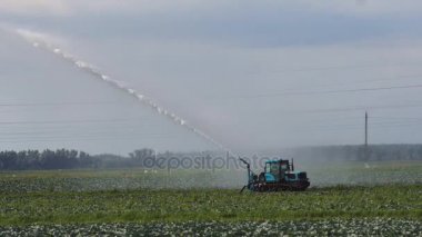 Tarım arazisindeki sulama sistemi.