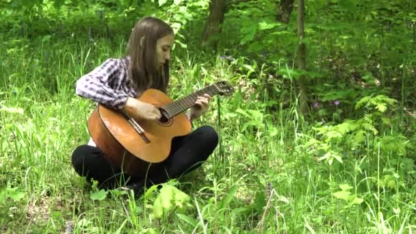 Meisje dat gitaar speelt. — Stockvideo