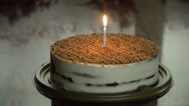 Праздничный торт со свечой. — стоковое видео