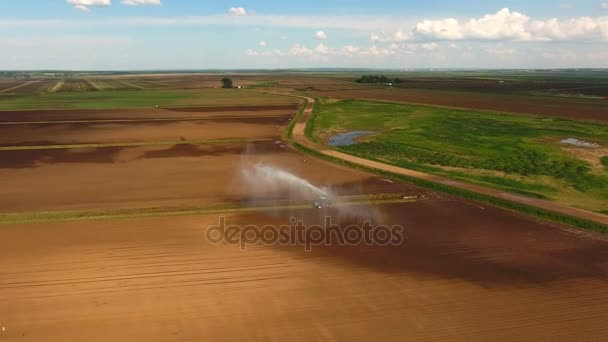 Vista aérea: Sistema de riego que riega un campo agrícola. — Vídeo de stock