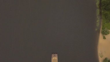 Havadan görünümü: mavna Nehri üzerinde.