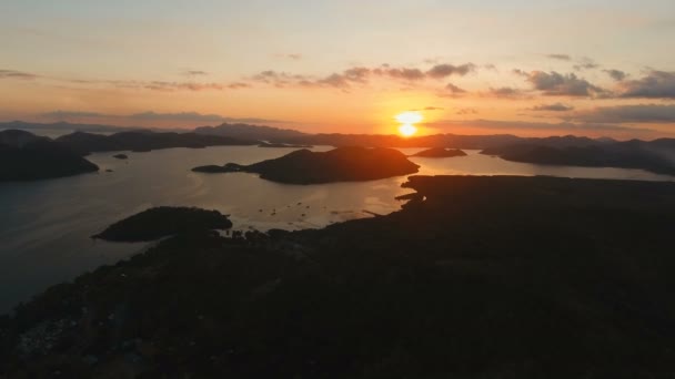 Krásný západ slunce nad mořem, letecký pohled. Busuanga ostrov Filipíny. — Stock video