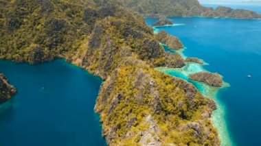 Filipinler, Coron, Palawan 'da tropikal bir adada Barakuda Gölü.