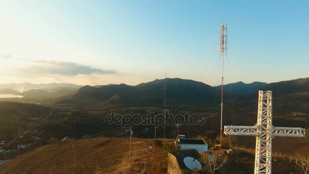 Σημάδι του η πόλη της Κορώνης, πάνω στο λόφο. Σταυρός πάνω σε ένα λόφο, Coron, Φιλιππίνες, Palawan Busuanga. — Αρχείο Βίντεο