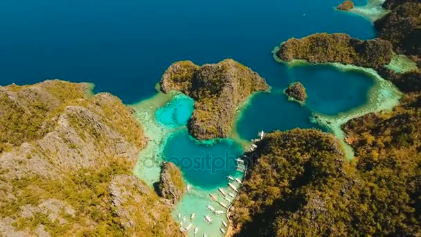 Hermosa laguna en Kayangan Lake, Filipinas, Coron, Palawan . — Vídeos de Stock