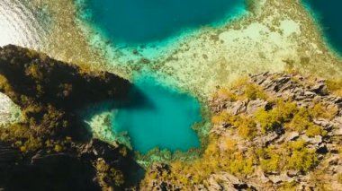 Havadan görünümü İki Yataklı göl, deniz, plaj. Tropik ada. Busuanga, Palawan, Filipinler.