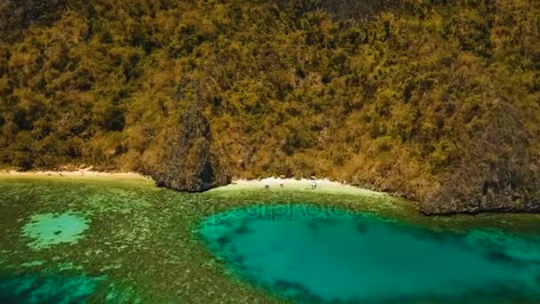 Widok z lotu ptaka tropikalna laguna, morze, plaża. Tropikalna wyspa. Busuanga, Palawan, Filipiny. — Wideo stockowe