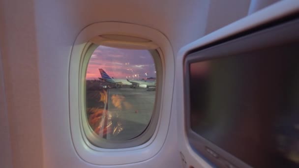 Vue depuis une fenêtre d'avion. — Video