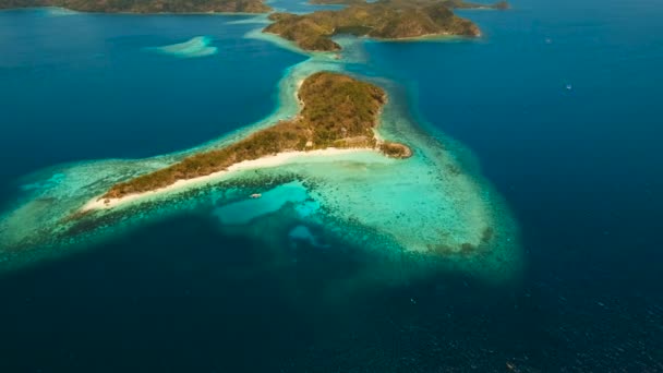 Letecký výhled tropické laguny, moře, pláž. Tropický ostrov. Busuanga, Palawan, Filipíny. — Stock video