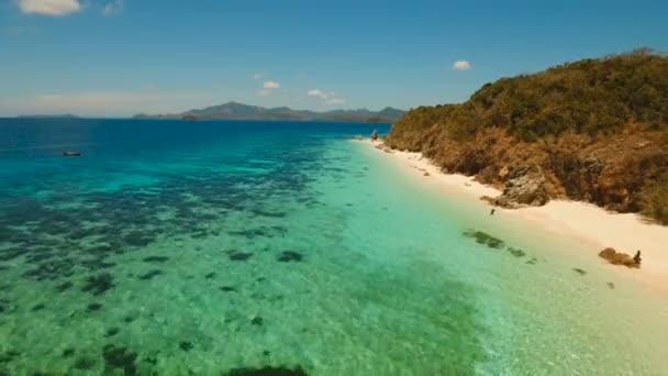 Vista aérea hermosa playa en una isla tropical Malcapuya. Filipinas . — Vídeos de Stock