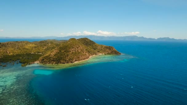 空中ビュー熱帯ラグーン、海、ビーチ。熱帯の島。フィリピンのパラワン州ブスアンガ. — ストック動画