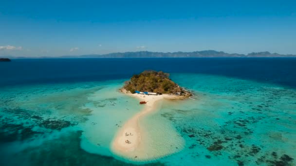 Letecký pohled krásná pláž na tropické Bulog Dos Island. Filipíny. — Stock video