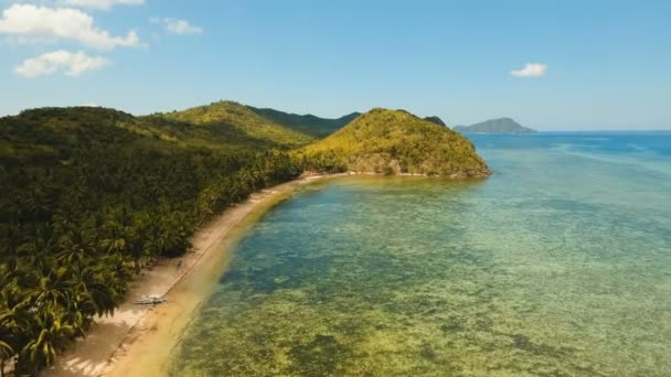 Vista aerea bellissima spiaggia su un'isola tropicale. Busuanga, Palawan, Filippine . — Video Stock