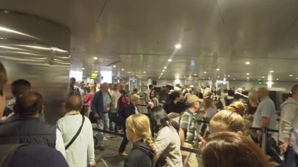 Sécurité et contrôle des passeports à l'aéroport de Doha, Qatar — Video