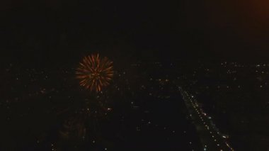 Gece gökyüzünde havai fişekler