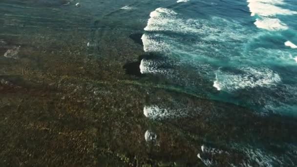 Uitzicht op de wateroppervlakte vanuit de lucht.Bali. — Stockvideo