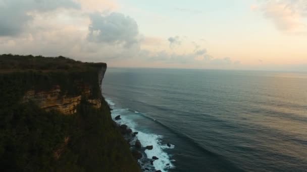 Felsige Küste auf der Insel Bali. Luftaufnahme. — Stockvideo
