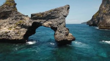 Denizde taş var. Bali, Endonezya.