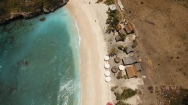 Hava güzel bir plaj görüntüleyin. Nusa Penida