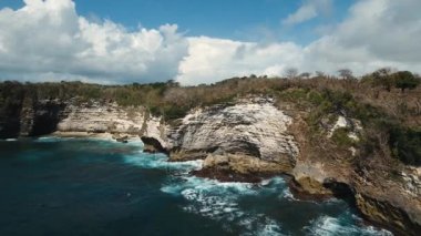 Deniz manzarası kayalıklarla, deniz ve dalgalar Nusa Penida, Bali, Endonezya