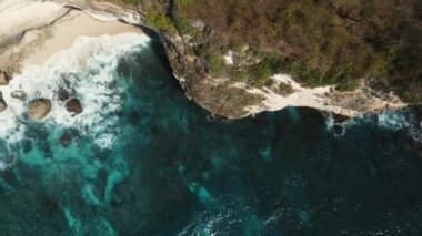 Deniz manzarası kayalıklarla, deniz ve dalgaları Nusa Penida, Endonezya